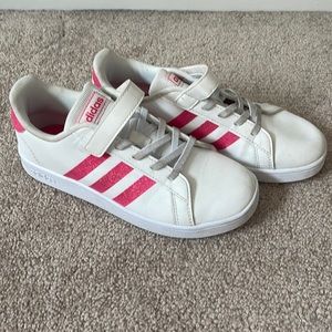 Adidas girls sneakers size 3. Excellent condition.